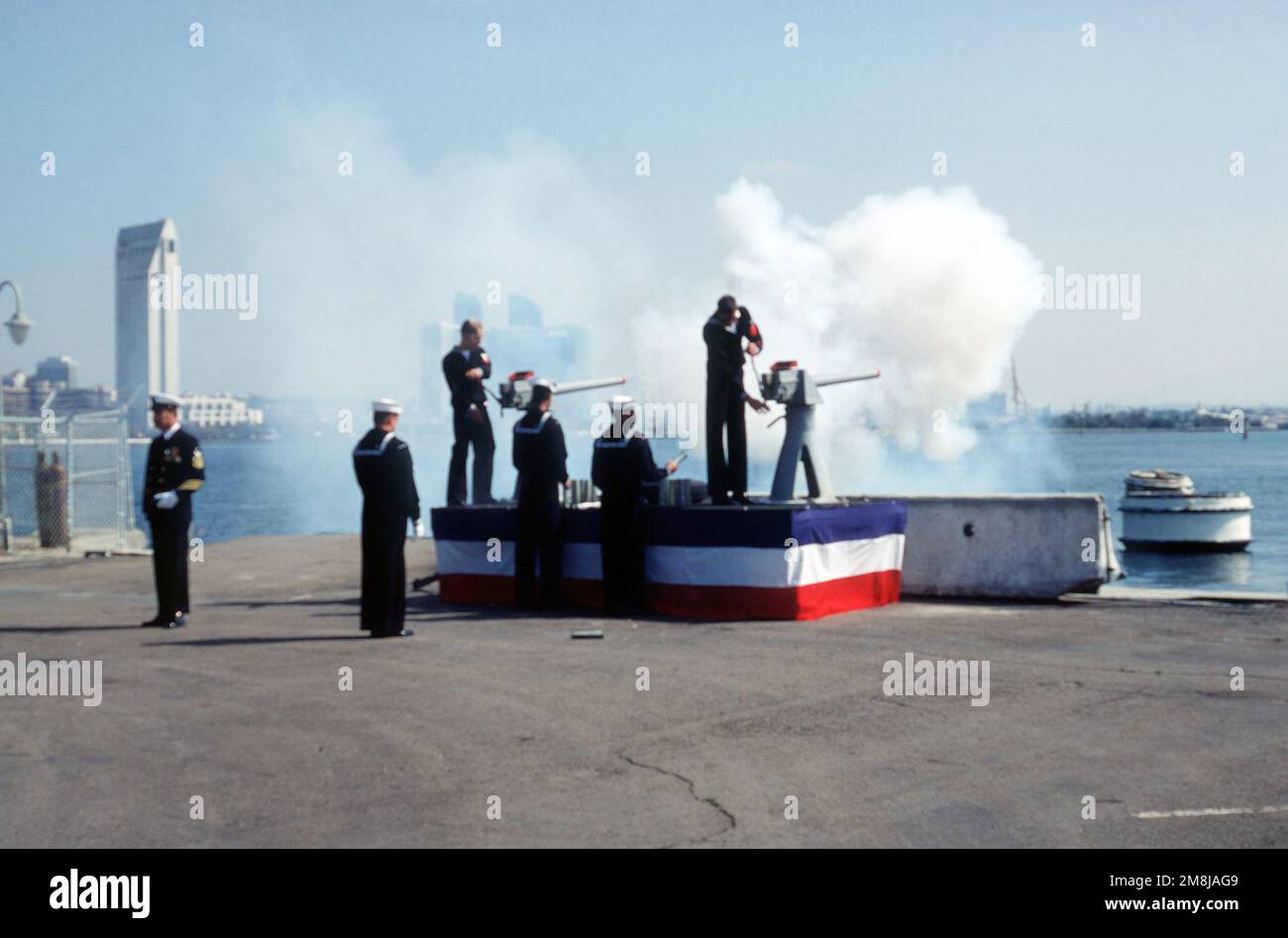 I compagni DELLA NAVAL Air Station North Island rendono omaggio a un ospite onorato di 19 cannoni durante la cerimonia di messa in servizio della nave di supporto ai combattimenti veloci USS SUPPLY (AOE-6). Base: San Diego Stato: California (CA) Paese: Stati Uniti d'America (USA) Foto Stock