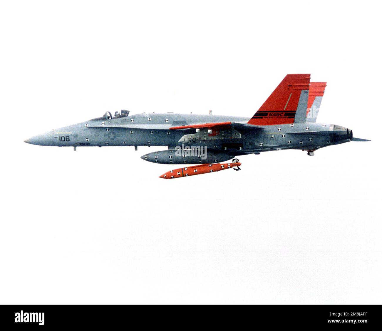 Un aeromobile F/A-18 Hornet assegnato alla direzione Strike Aircraft Test della Naval Air Warfare Center Aircraft Division, ha rilasciato il primo di una serie di test al jettison che saranno condotti sulla nuova arma Joint Standoff durante i test sul Chesapeake Test Range. L'aeromobile è pilotato da LT. Hal Hinson. Base: Naval Air Station Patuxent River Stato: Maryland (MD) Paese: Stati Uniti d'America (USA) Foto Stock