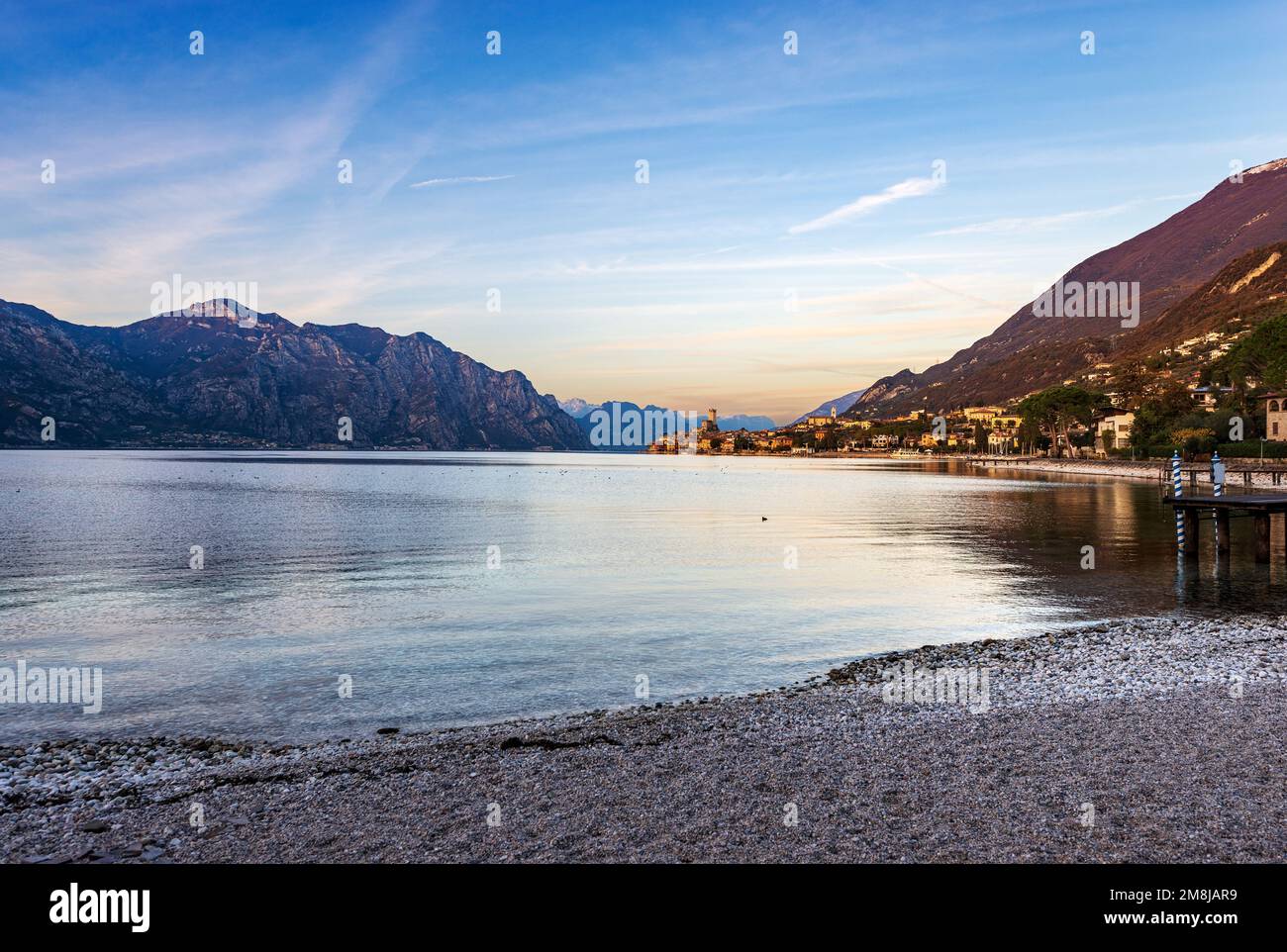 Lago di Garda e Malcesine al tramonto. Provincia di Verona, Italia, Veneto, Europa meridionale. Costa della Lombardia e del Trentino. Foto Stock