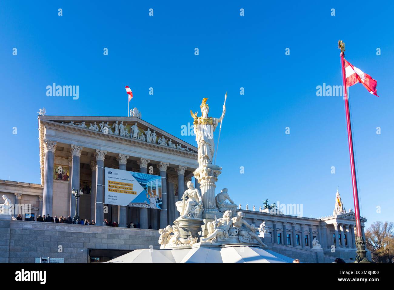 Wien, Vienna: La gente si allinea in attesa di fronte al nuovo Parlamento austriaco aperto al giorno 'Tag der offenen Tür' nel 01. Città vecchia, Vienna, Austria Foto Stock