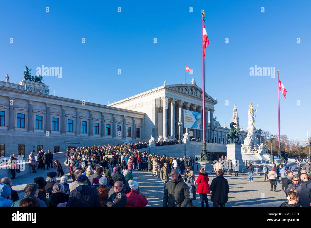 Wien, Vienna: La gente si allinea in attesa di fronte al nuovo Parlamento austriaco aperto al giorno 'Tag der offenen Tür' nel 01. Città vecchia, Vienna, Austria Foto Stock