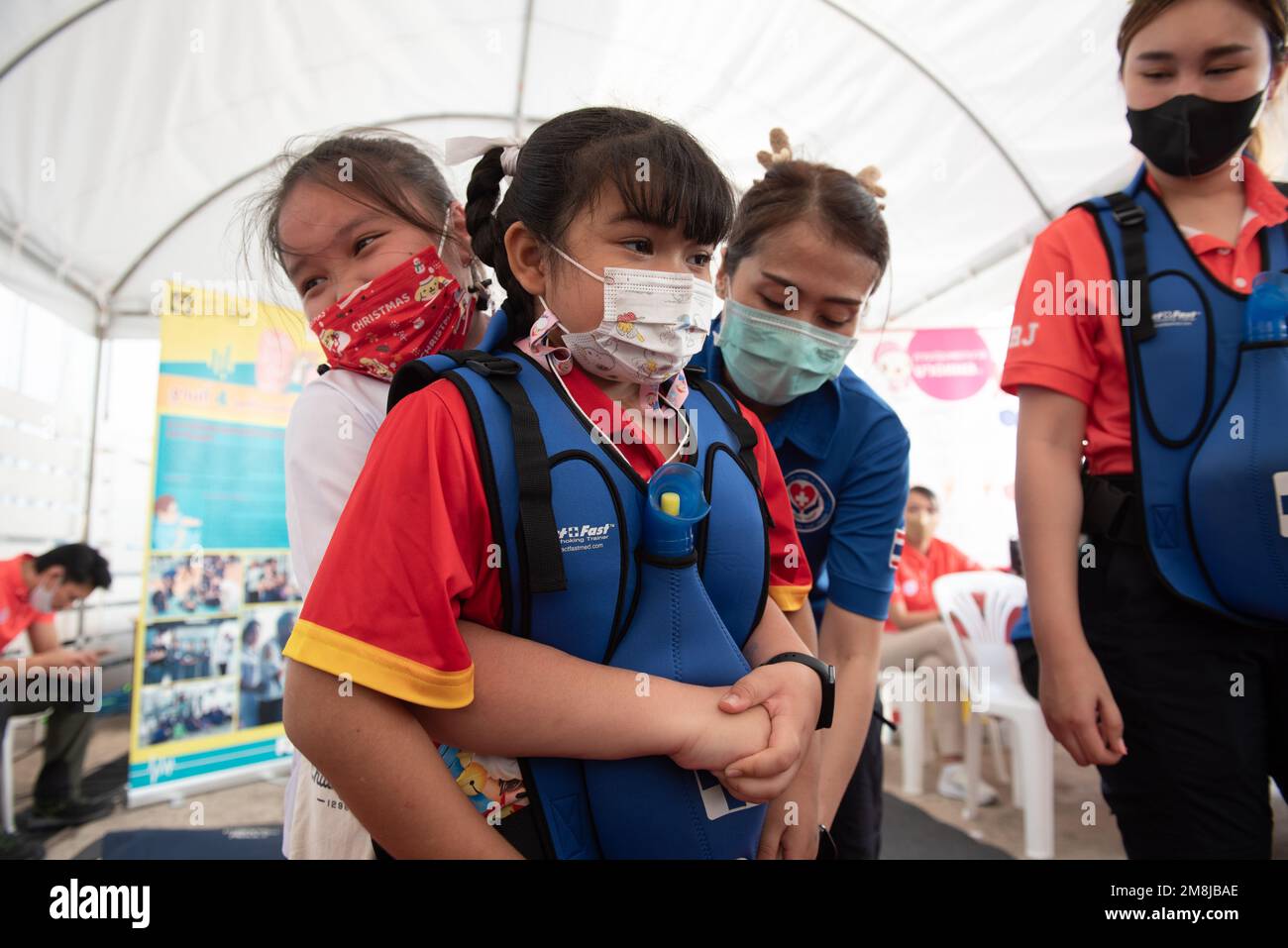 Bangkok, Thailandia. 14th Jan, 2023. EMT, Paramedic da SME narenthorn, Rajavithi Hospital che dà istruzioni di pronto soccorso. E che i bambini provino le attrezzature mediche in ambulanza, in occasione della Giornata Nazionale dei Bambini, presso la Casa del Governo, Bangkok, Thailandia, sabato 14 gennaio, 2023. (Foto di Teera Noisakran/Pacific Press/Sipa USA) Credit: Sipa USA/Alamy Live News Foto Stock