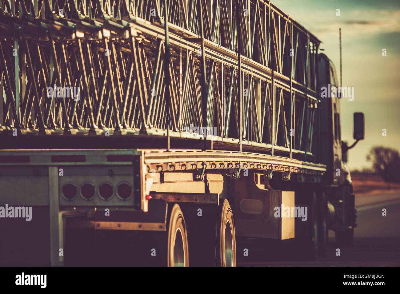 Trasporto del telaio della gru per impieghi gravosi su un semi-autocarro. Tema dell'industria del trasporto terrestre. Autostrada americana. Foto Stock
