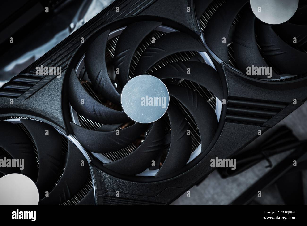 Potenti ventole del sistema di raffreddamento dei computer desktop primo piano. Dispositivo di rimozione del calore. Foto Stock