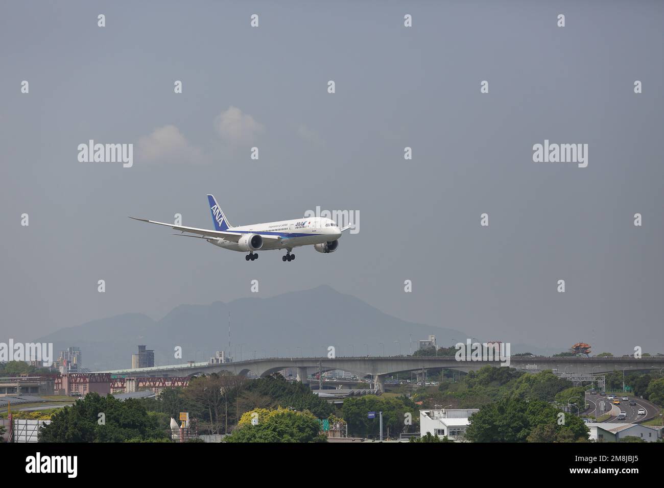 JA831A All Nippon Airways il Boeing 787-8 Dreamliner (ANA NH851) da Tokyo (Haneda) (HND) sta per atterrare all'Aeroporto Songshan di Taipei (TSA). Foto Stock