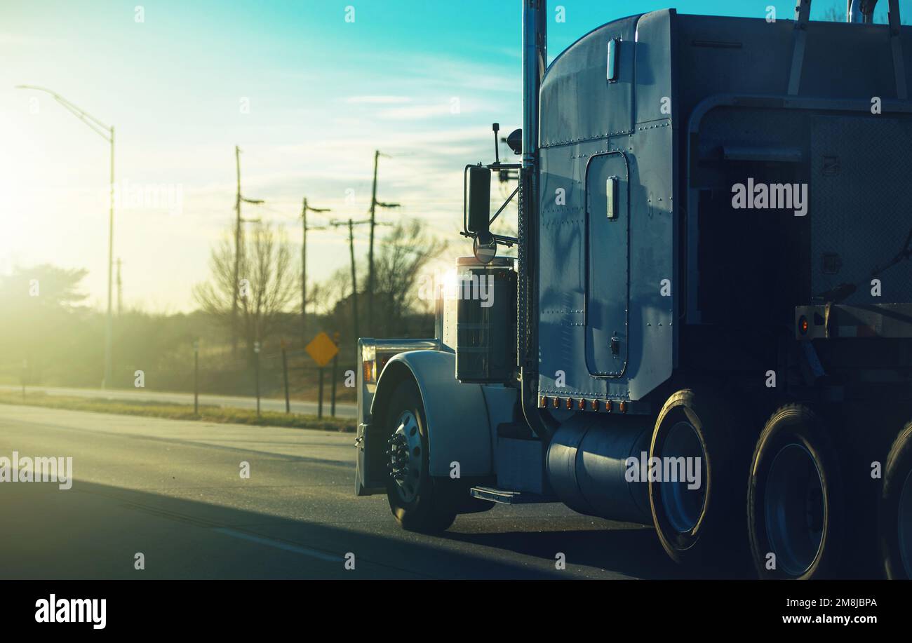 Semi-camion su un'autostrada americana. Tema trasporto a terra. Foto Stock