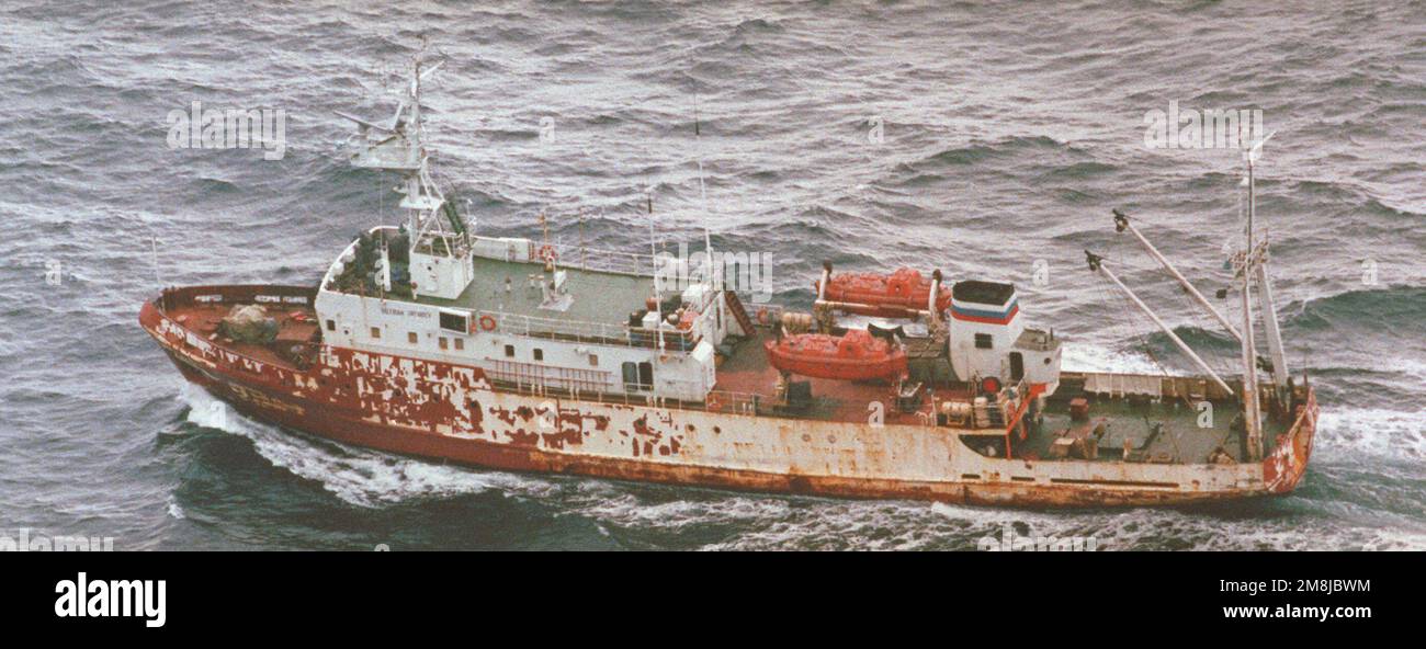 Una vista laterale del porto aereo della nave di ricerca russa VALERIAN URYVAYEV in corso nell'area del Pacifico occidentale. Paese: Oceano Pacifico (POC) Foto Stock