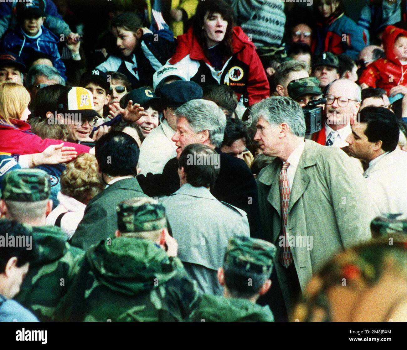 Il presidente William Jefferson Clinton è circondato da agenti di servizio segreti mentre scuote le mani con i militari e i dipendenti di Fort Drum. Base: Fort Drum Stato: New York (NY) Nazione: Stati Uniti d'America (USA) Foto Stock