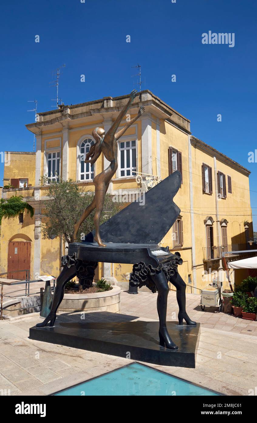 Scultura in bronzo del "piano surrealista" di Salvador Dalì, Matera, Basilicata, Italia. Foto Stock
