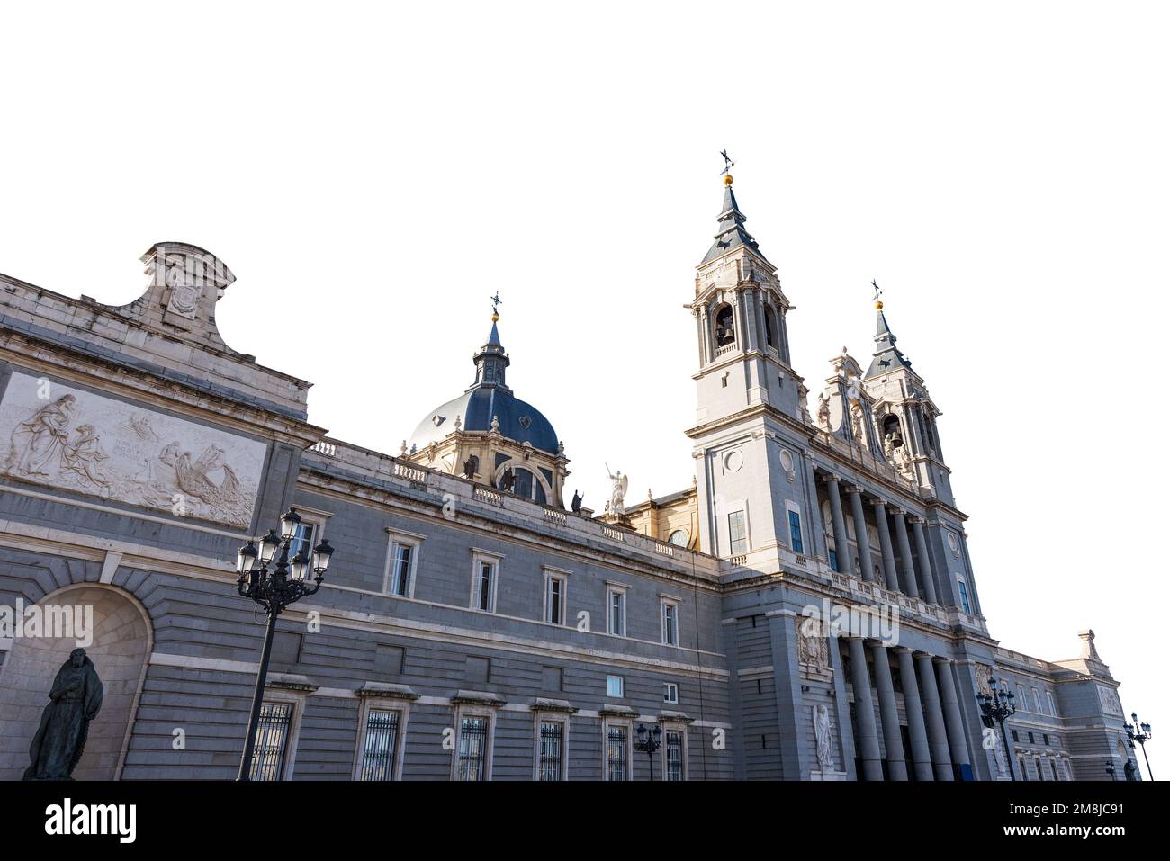 Facciata della Cattedrale dell'Almudena, isolata su sfondo bianco, (Catedral de Santa Maria la Real de la Almudena) nel centro di Madrid, Spagna, Europa. Foto Stock