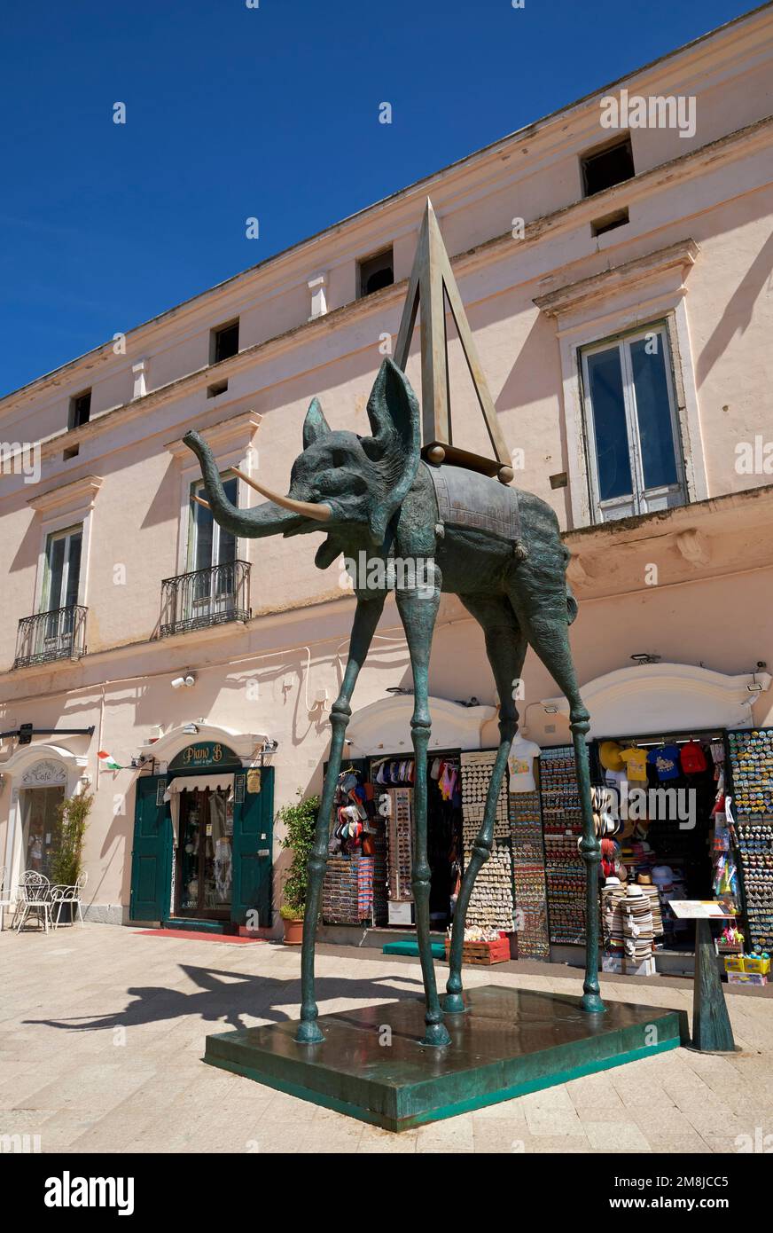 Una scultura in bronzo di Salvador Dalì 'Elefante spaziale', Matera, Basilicata, Italia. Foto Stock