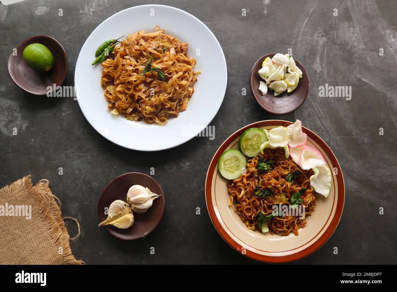 Kwetiau goreng è cinese indonesiano mescolato piatto di pasta di riso fritto e di tek di mise o spaghetti fritti fatto con le spaghetti di uovo Foto Stock