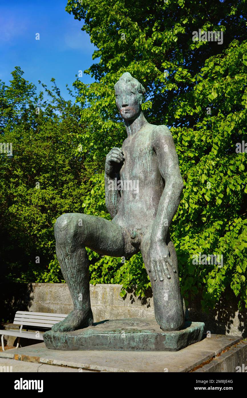 La scultura in bronzo 'Aufsteigender Jüngling' di Georg Kolbe (1877-1947) a Düsseldorf/Germania. Questo monumento è stato creato per onorare Heinrich Heine. Foto Stock