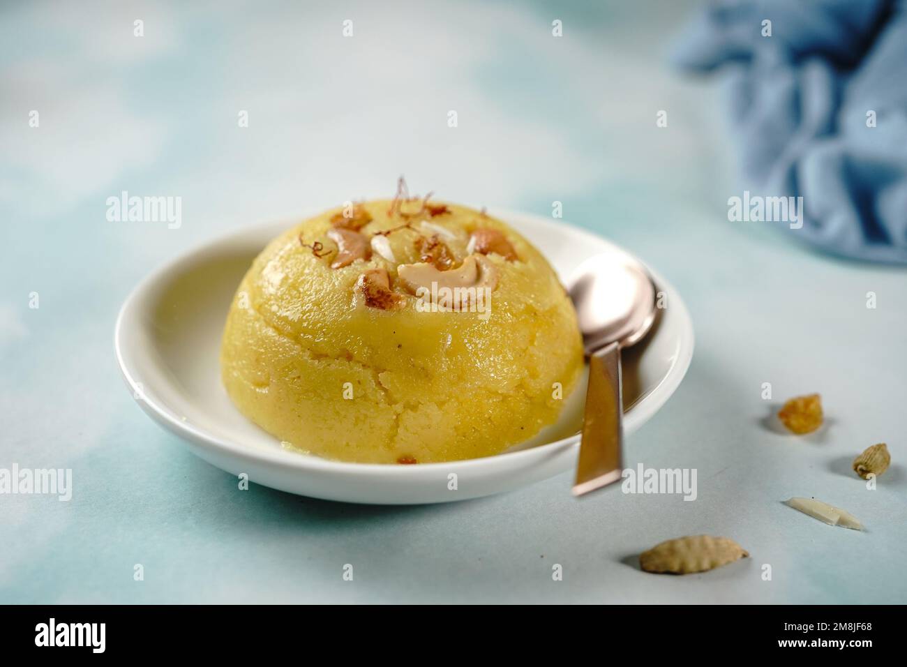 Rava kesari fatto in casa o budino di semola dolce, focu selettivo Foto Stock