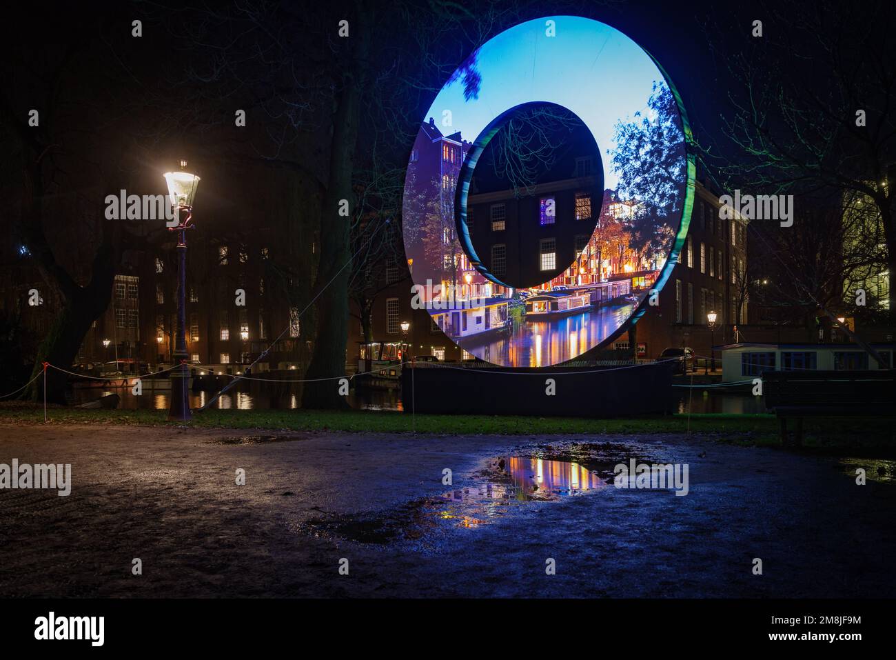 AMSTERDAM, PAESI BASSI - 26 DICEMBRE 2022: Arte della luce al festival della luce di Amsterdam. E' un festival delle luci invernali per tutti. Per più di cinquanta giorni Foto Stock