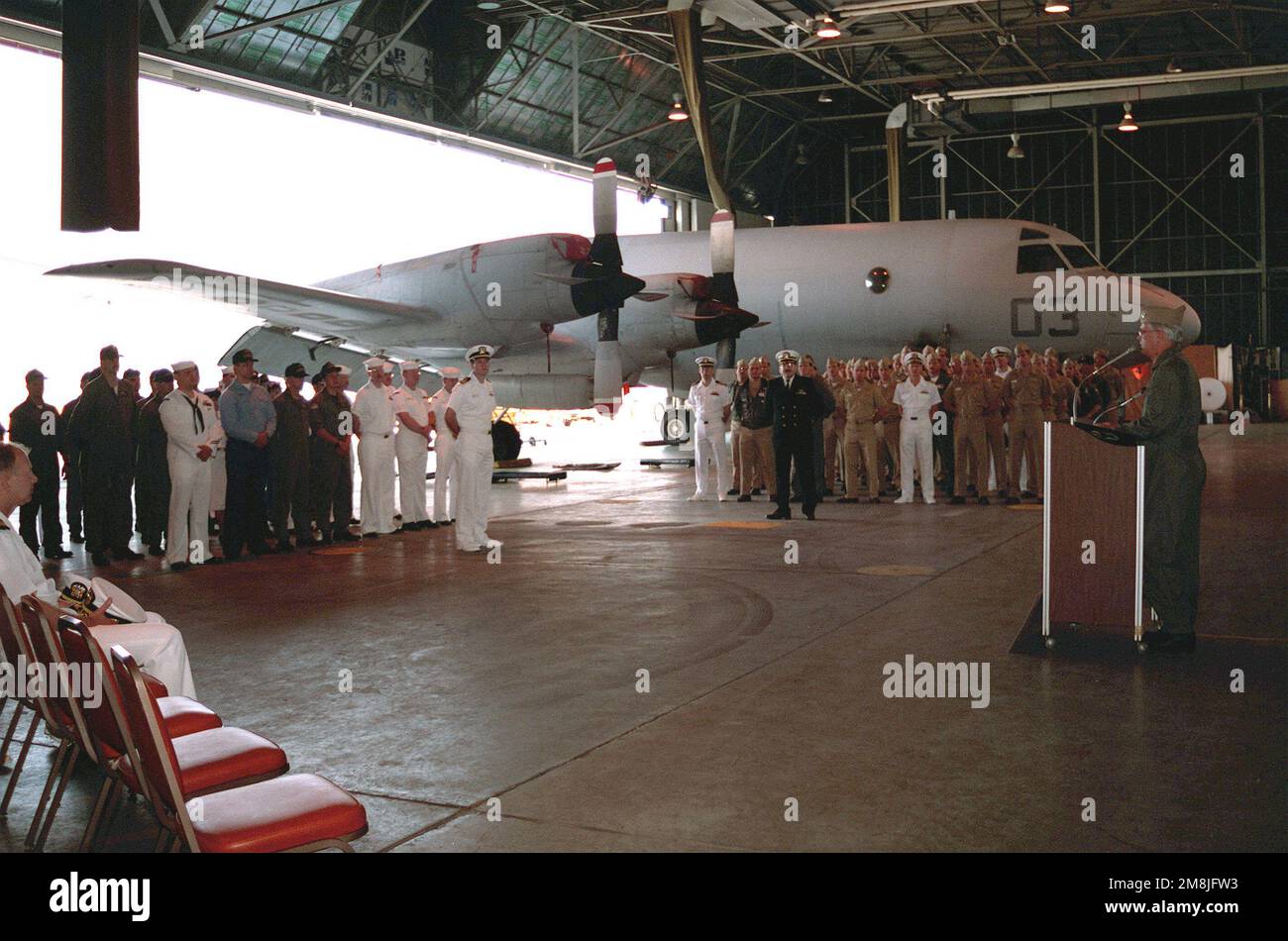 CDR. Robert A. Sinbaldi, Jr., funzionario esecutivo dello Squadrone Patrol 68 (VP-68), il Black Hawk (Blackhawk) s, si rivolge agli ufficiali riuniti e arruolato uomini nell'hangar dello squadrone della Riserva Navale al termine di un volo storico che ha segnato 100.000 ore di volo libero di mishap da parte dello squadrone. La missione è stata condotta in un aereo P-3C Update i Orion. VP-68 è il primo squadrone aeronautico della Riserva Navale a raggiungere questo importante traguardo. Base: Naval Air Facility, Washington state: District of Columbia (DC) Paese: Stati Uniti d'America (USA) Foto Stock