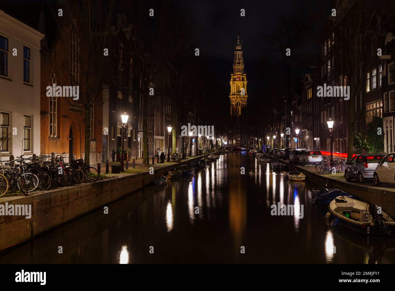 AMSTERDAM, PAESI BASSI - 26 DICEMBRE 2022: Chiesa del Sud (Zuiderkerk in olandese) riflessa in un canale durante la sera Foto Stock