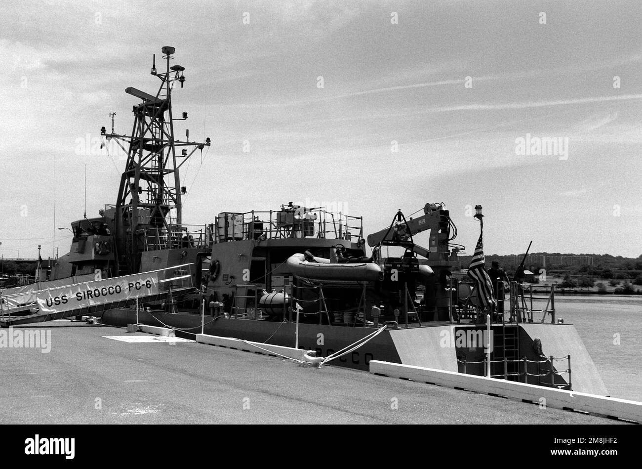 Un quarto di prua vista della pattuglia costiera USS SIROCCO (PC-6) legato al molo uno del Washington Navy Yard. Il SIROCCO sarà formalmente commissionato qui sabato 11th giugno alle ore 1100. Base: Anacostia River Stato: District of Columbia (DC) Paese: Stati Uniti d'America (USA) Foto Stock