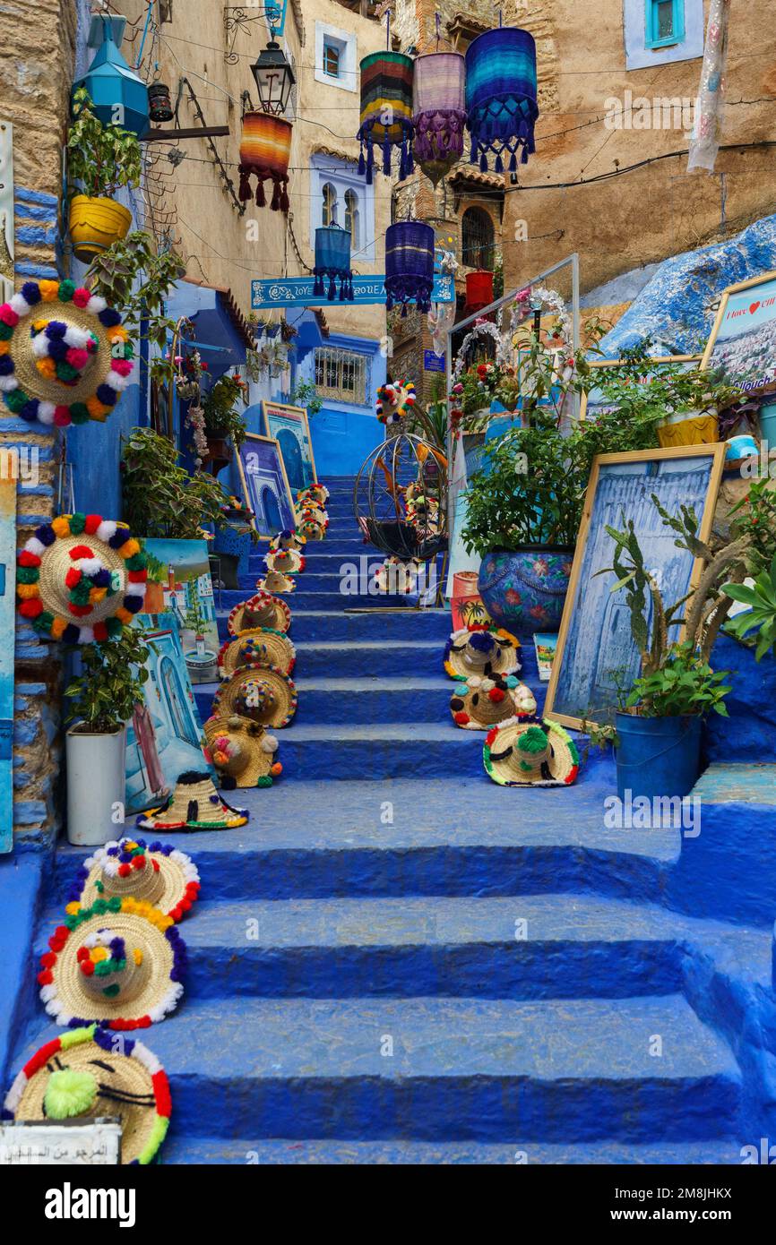 Nord Africa. Marocco. Chefchaouen. Una tipica strada blu decorata della medina Foto Stock