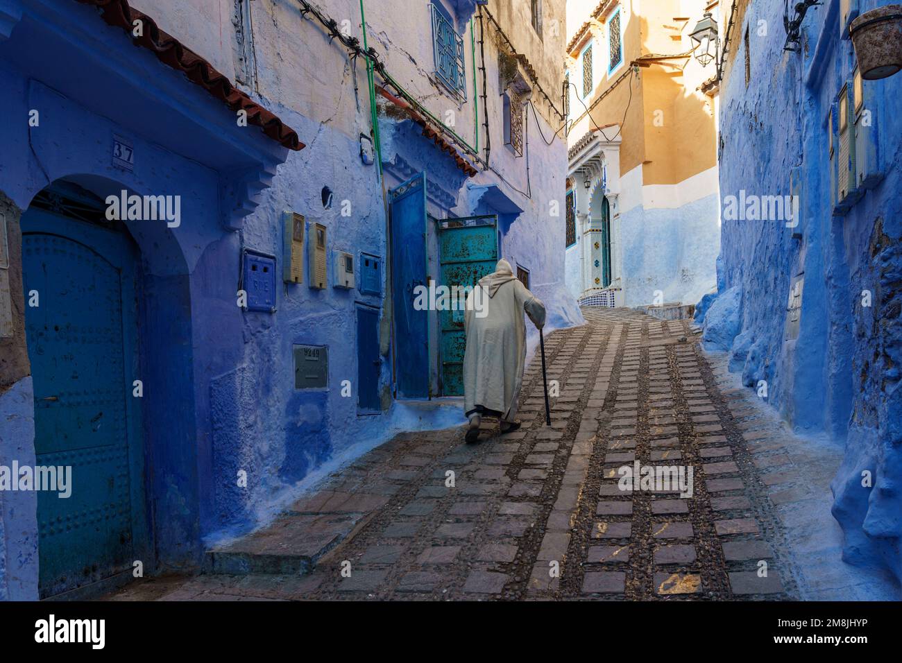 Nord Africa. Marocco. Chefchaouen. Un vecchio vestito in un vicolo vicolo in una strada blu della medina Foto Stock