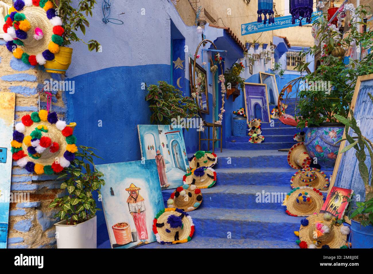 Nord Africa. Marocco. Chefchaouen. Una tipica strada blu decorata della medina Foto Stock