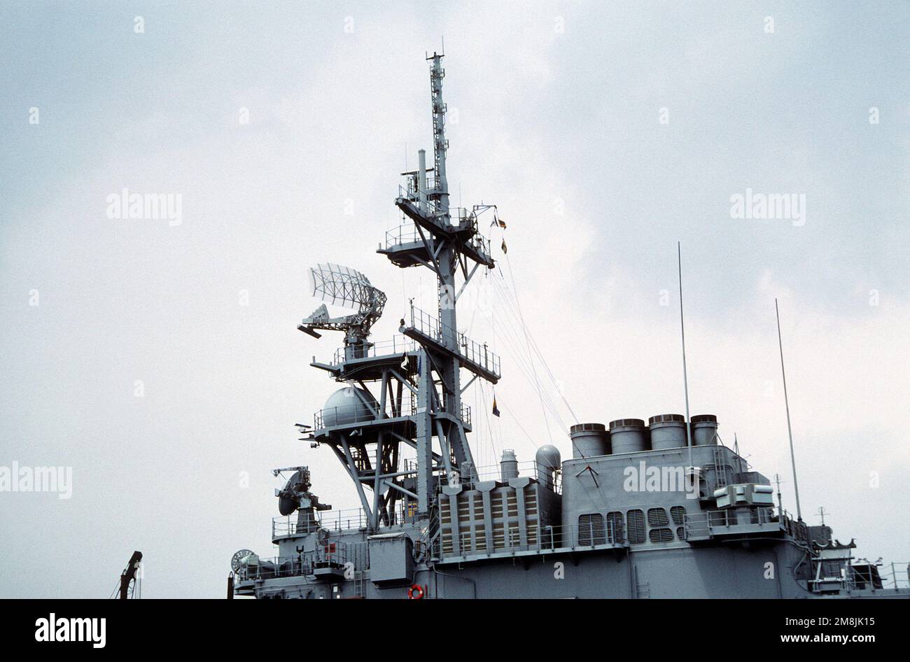 Una vista dell'albero anteriore del cacciatorpediniere missilistico guidato USS SCOTT (DDG-995) che mostra la schiera di antenne. Sulla parte superiore del ponte si trova l'illuminatore radar per missili SPG-51; sopra di esso si trova il radar a cupola SPQ-9A per il controllo antincendio a pistola di superficie; sopra di esso si trova il radar di ricerca aerea SPS-49(V)5 EW. L'antenna piccola vicino alla parte superiore dell'albero è l'antenna radar SPG-55 per la ricerca di superficie. All'estremità posteriore del ponte si trova l'antenna SLQ-32(V)5 EW. Base: Elizabeth River Stato: Virginia (VA) Nazione: Stati Uniti d'America (USA) Foto Stock
