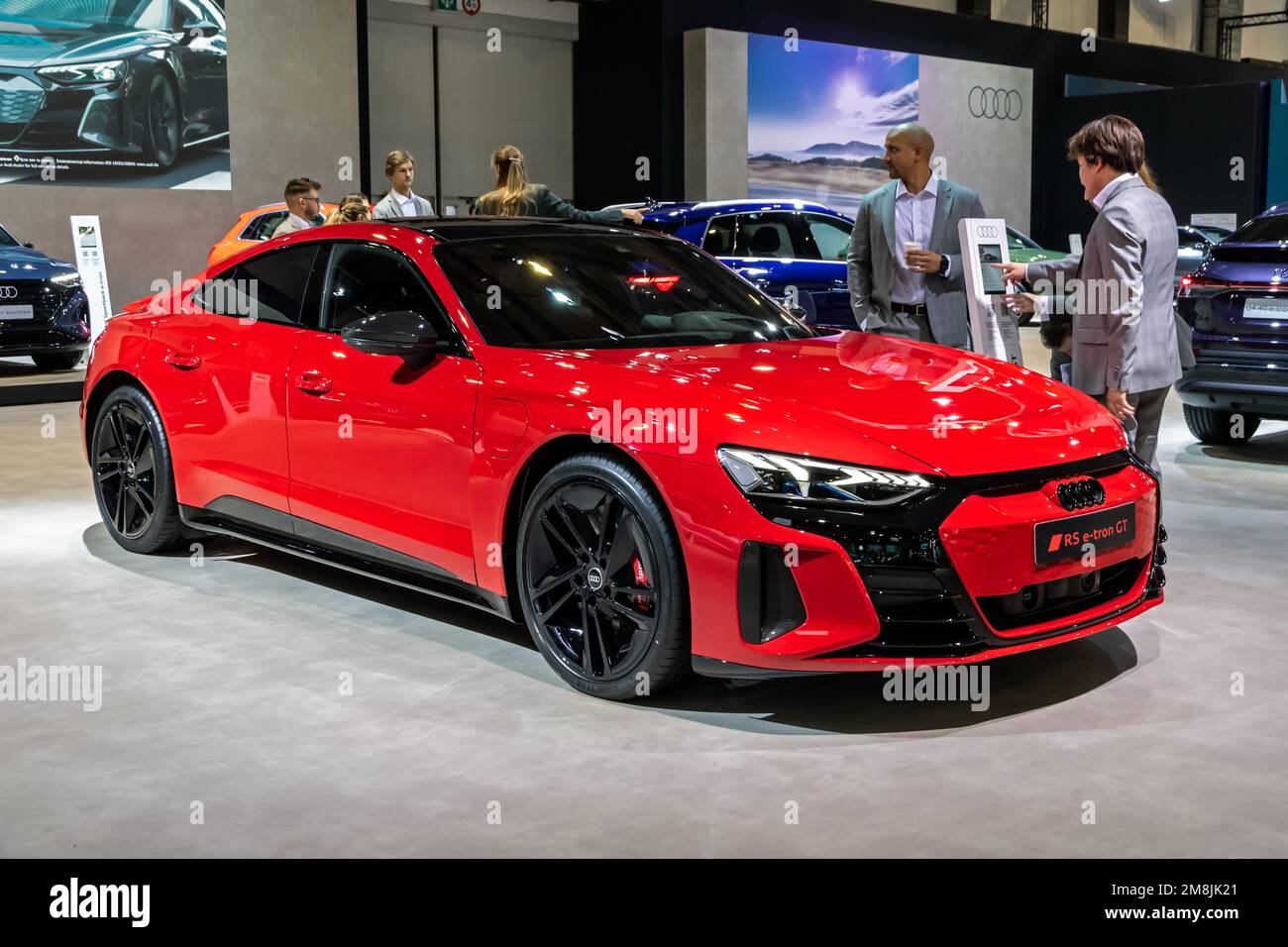 Auto sportiva elettrica Audi RS e-tron GT al Salone europeo dell'Autosalon di Bruxelles. Bruxelles, Belgio - 13 gennaio 2023. Foto Stock