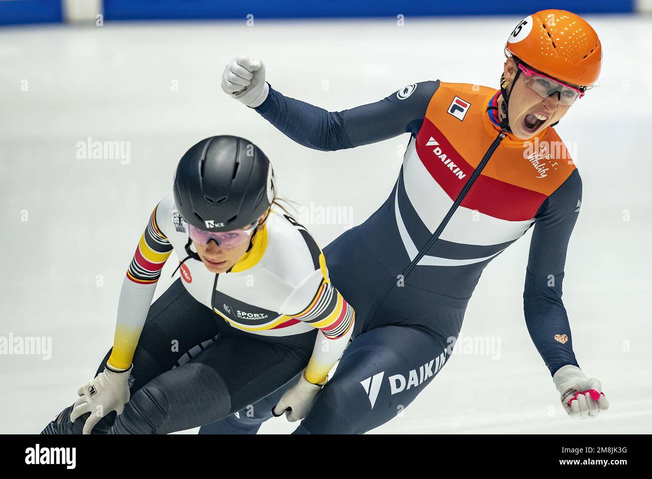 GDANSK - Suzanne Schulting, Hanne Desmet (bel) durante 1500 metri il giorno 2 del Campionato europeo di velocità a corto circuito. ANP RONALD HOOGENDOORN Foto Stock