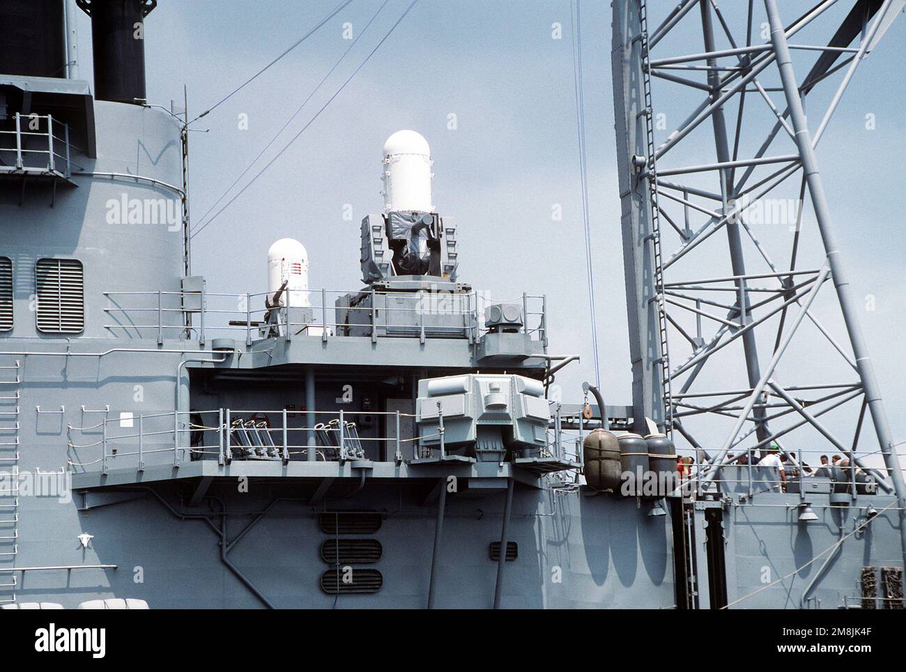 Una vista ravvicinata del lato porto della sezione a metà nave dell'incrociatore missilistico guidato USS NORMANDY (CG-60) che mostra i due sistemi di armi chiuse Mark 15 20mm Palanex (CIWS). Sul ponte successivo è presente una delle due antenne SLQ-32(V)3 EW della nave. A sinistra si trova due lanciatori Mark 36 chaff Decoy. Base: Elizabeth River, Norfolk Stato: Virginia (VA) Nazione: Stati Uniti d'America (USA) Foto Stock