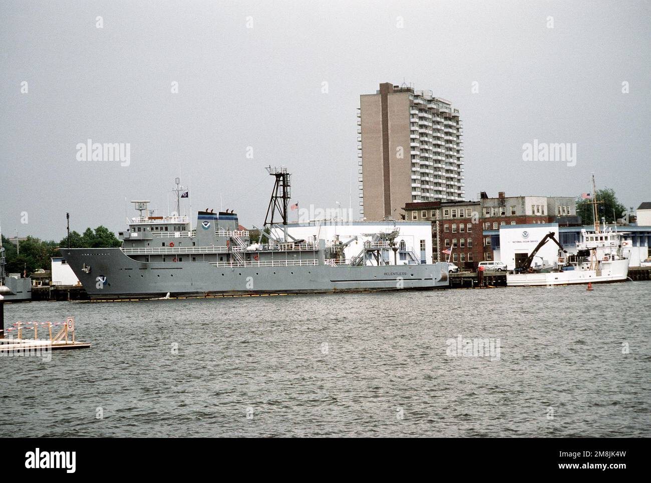Una vista dal lato del porto della nave di sorveglianza oceanica INARRESTABILE è legata al molo della National Oceanographic Administration Agency (NOAA) a Norfolk. L'INCESSANTE era un'ex nave AGOS del comando militare di Sealift (MSC), ma è stato trasferito al NOAA lo scorso anno. Base: Elizabeth River, Norfolk Stato: Virginia (VA) Nazione: Stati Uniti d'America (USA) Foto Stock
