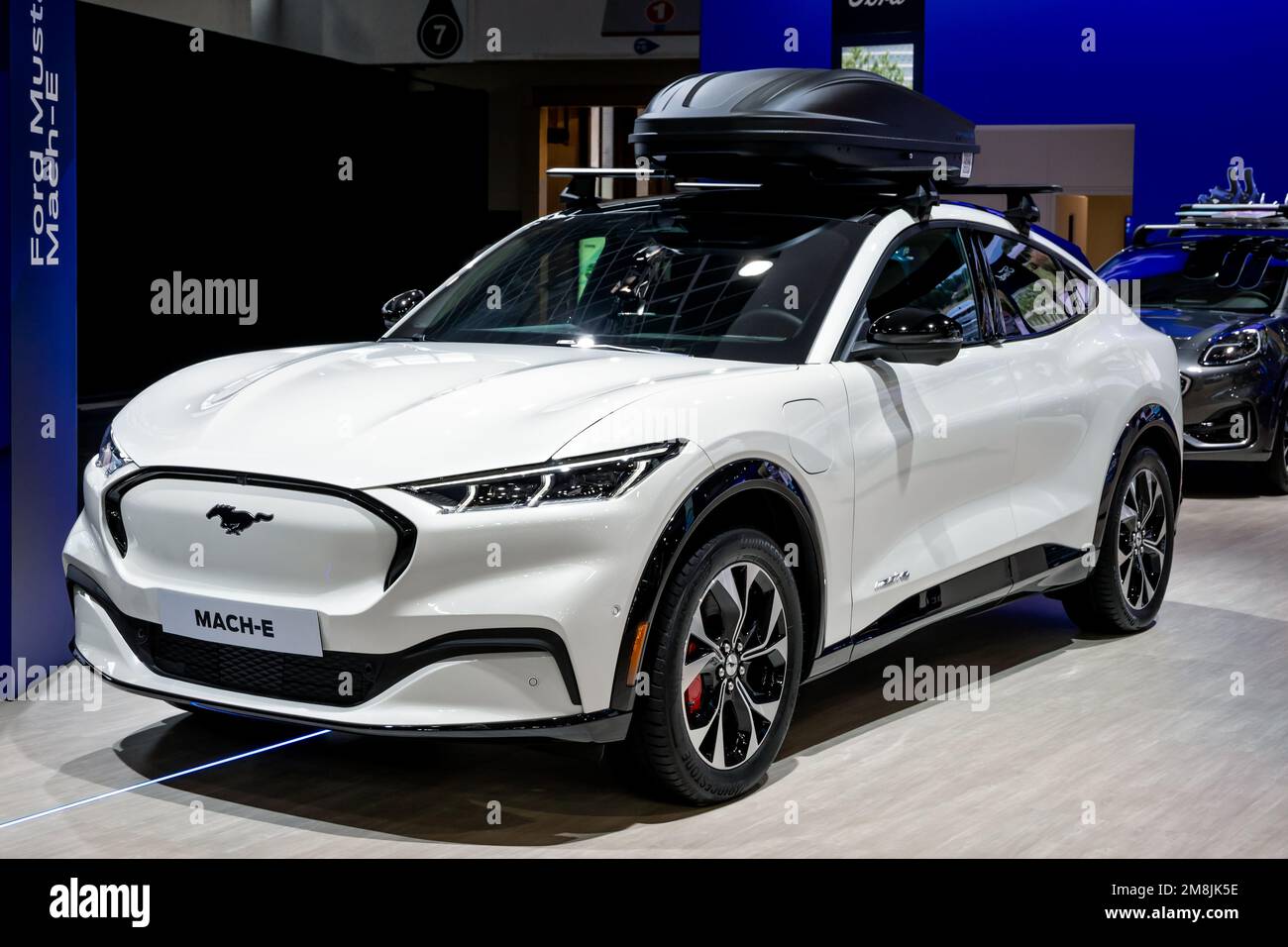 Ford Mustang Mach-e SUV completamente elettrico al Salone europeo dell'Autosalon di Bruxelles. Bruxelles, Belgio - 13 gennaio 2023. Foto Stock