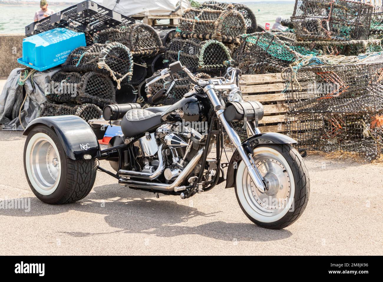 Nero personalizzato Harley Davidson moto trike 3 ruote sul molo di  liverpool Foto stock - Alamy