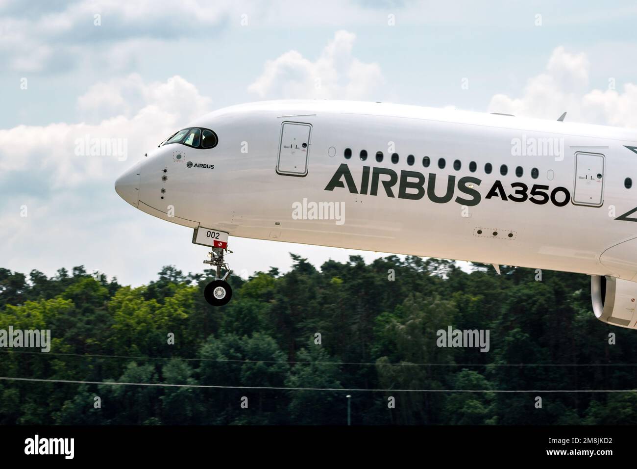 Airbus A350 aereo passeggeri XWB che atterra all'aeroporto Berlin-Schoneveld durante il salone aereo ILA di Berlino. Berlino, Germania - 2 giugno 2016 Foto Stock