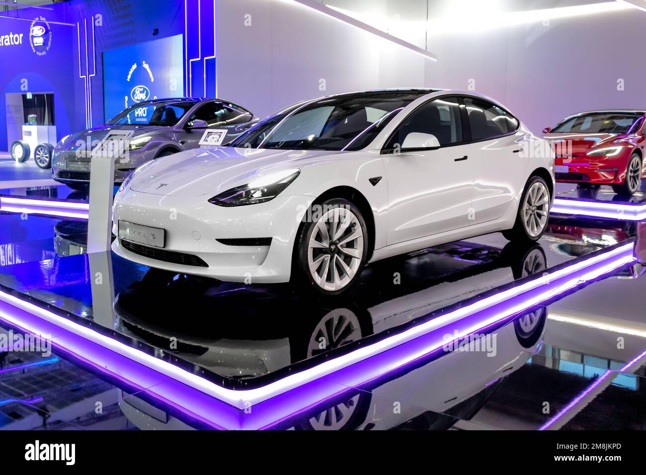 Veicolo elettrico Tesla Model 3 al Salone europeo dell'Autosalon di Bruxelles. Bruxelles, Belgio - 13 gennaio 2023. Foto Stock