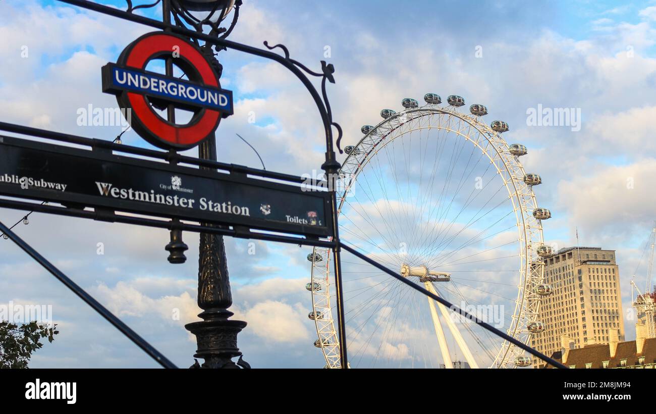 Ingresso della metropolitana alla stazione di Westminster a Londra vicino al London Eye Foto Stock