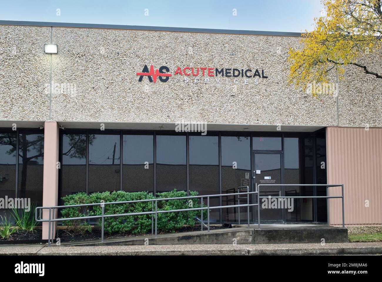 Houston, Texas USA 11-24-2022: AMS Acute Medical Services ufficio esterno a Houston, Texas. Assistenza sanitaria e servizio di ambulanza trasporto. Foto Stock