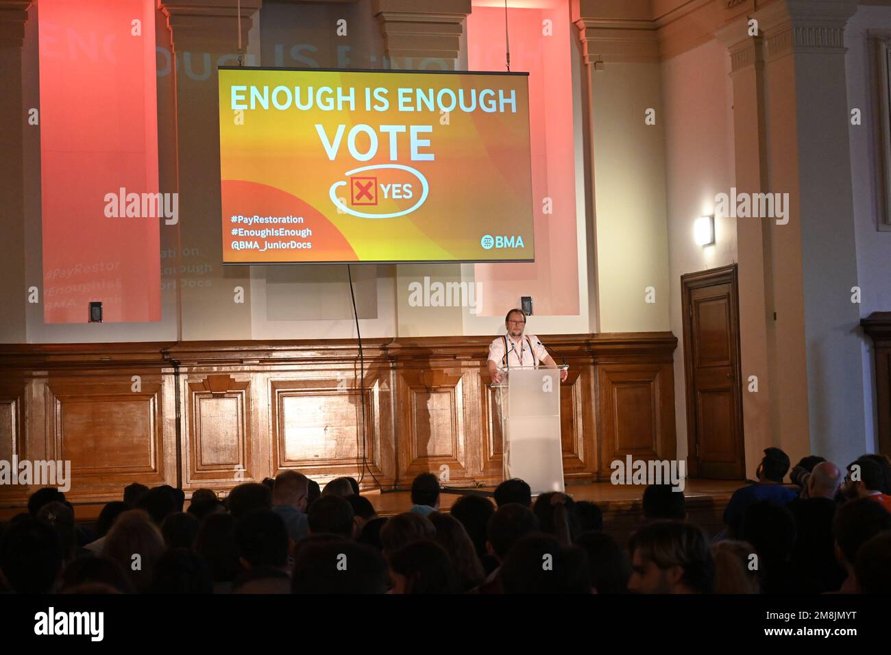 Londra, Regno Unito. 14 gennaio 2023. Il relatore Phil Banfield è un presidente del BMA UK Council del BMA Junior Doctors Committee nel Regno Unito sta organizzando un raduno per il ripristino delle retribuzioni presso la Central Hall Westminster. Credit: Vedi li/Picture Capital/Alamy Live News Foto Stock