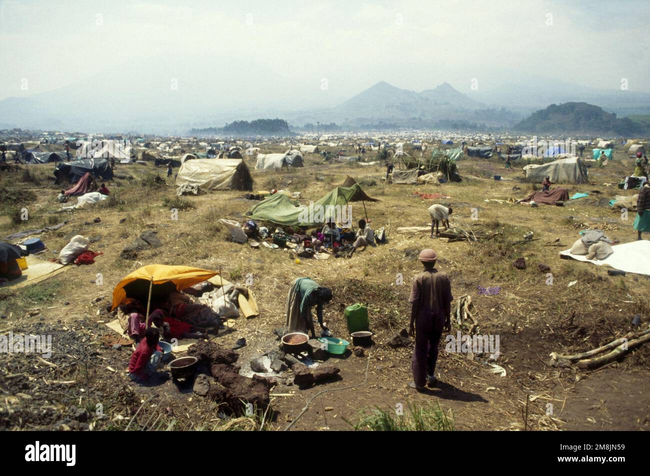 Vista sul campo profughi di Kibumba. Si stima che 1,2 milioni di rifugiati ruandesi siano volati in Zaire dopo lo scoppio di una guerra civile nel loro paese. Subject Operation/Series: SUPPORT HOPE base: Goma Paese: Zaire (ZAR) Foto Stock