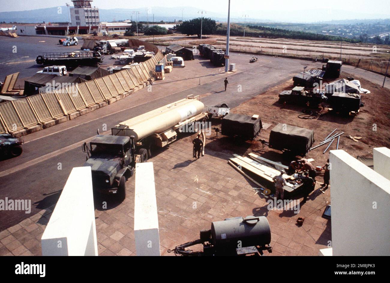 Vista del personale militare, dei veicoli e delle attrezzature dell'aeroporto internazionale di Kigali. Subject Operation/Series: RIPRISTINARE LA SPERANZA base: Kigali Paese: Ruanda (RWA) Foto Stock