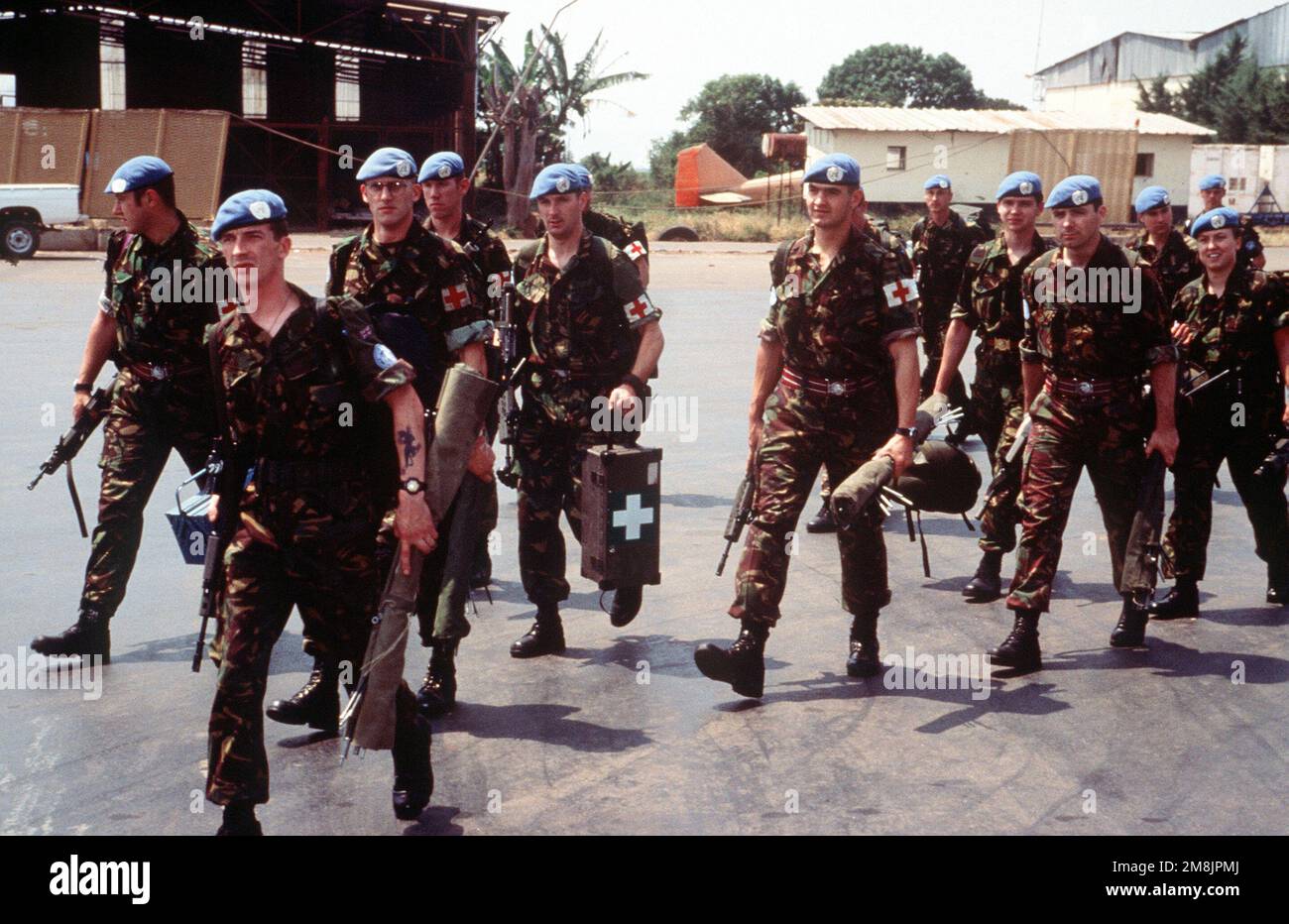 I soldati britannici della Brigata aerea del 5th arrivano all'aeroporto di Kigali per fornire assistenza medica e logistica. Subject Operation/Series: RIPRISTINARE LA SPERANZA base: Kigali Paese: Ruanda (RWA) Foto Stock