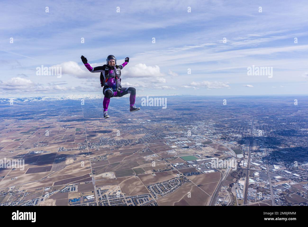 Paracadutisti che saltano fuori dagli aerei Foto Stock