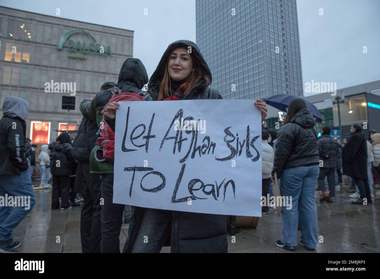 Berlino, Germania. 14th Jan, 2023. Il 14 gennaio 2023 si è svolta una protesta a Berlino ad Alexanderplatz, dove i manifestanti si sono riuniti per protestare contro i talebani in solidarietà con l'Afghanistan. I manifestanti hanno dato segni con slogan come ''Let Afghan girls impari, be their voice'' e ''Stand with women in Afghanistan''. Un segno è: ''i talebani ci uccidono con i bombardamenti, il mondo con l'ignoranza.'' La manifestazione è stata una forte dimostrazione di sostegno al popolo afghano e un appello per porre fine alle azioni oppressive dei talebani. I manifestanti si sono uniti nel loro messaggio di sostegno f Foto Stock