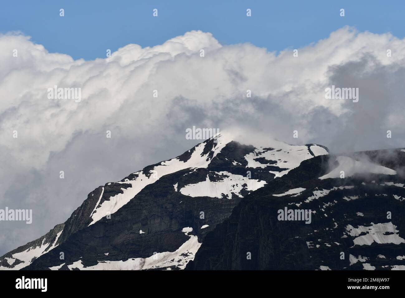 Maestosa cima di montagna tra le nuvole Foto Stock