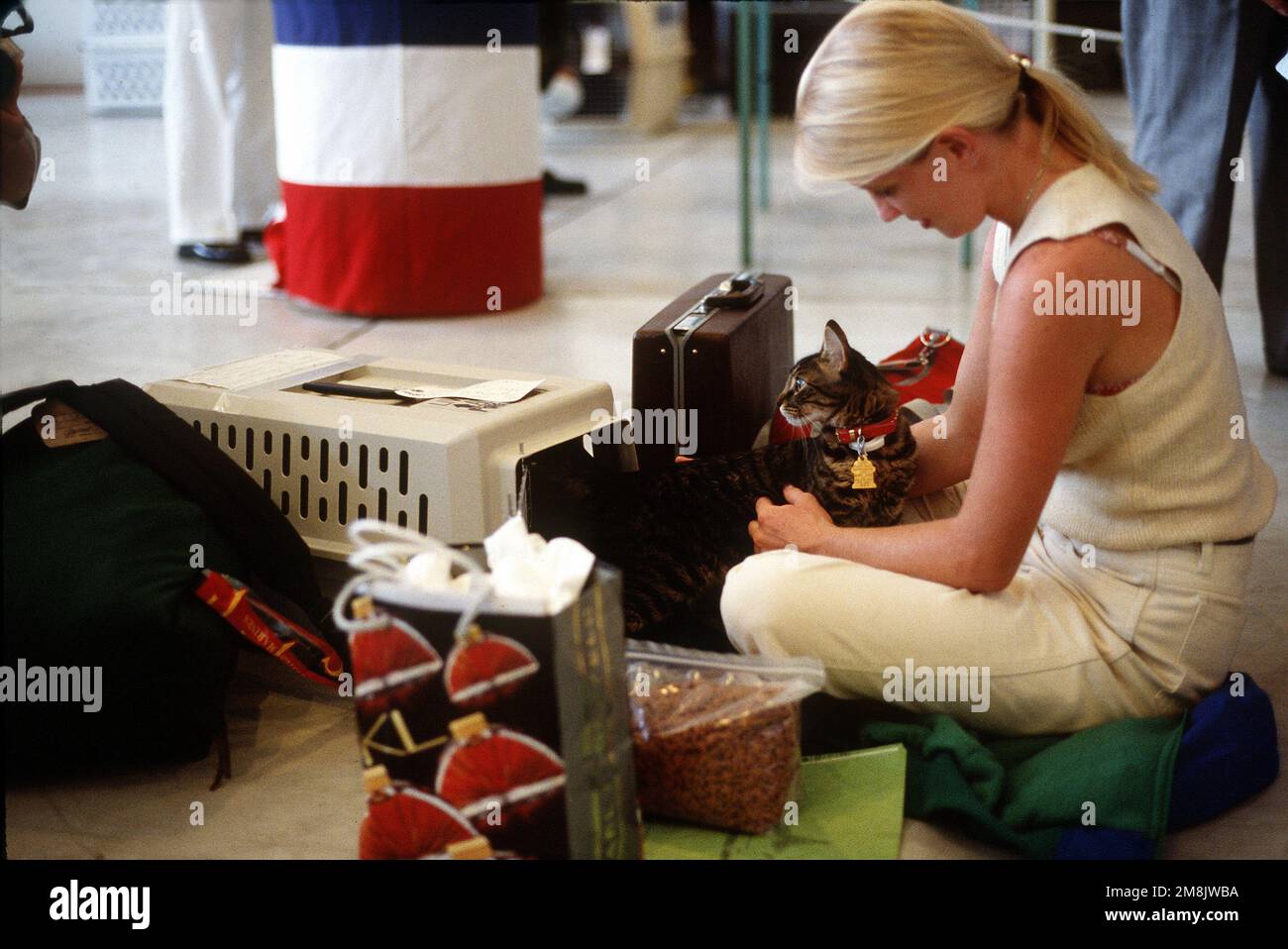 Holly Dorton, 17 anni, viene riconosciuto con il suo gatto animale domestico Booger che è arrivato a Hangar LP-33 NAS Norfork su una precedente operazione sincera Benvenuto. Holly dipende dal MAESTRO Timothy Dorton che dovrà tornare a Gitmo tra pochi giorni. Soggetto operativo/Serie: BASE DI BENVENUTO SINCERO: Base aerea navale, Norfolk Stato: Virginia (VA) Paese: Stati Uniti d'America (USA) Foto Stock