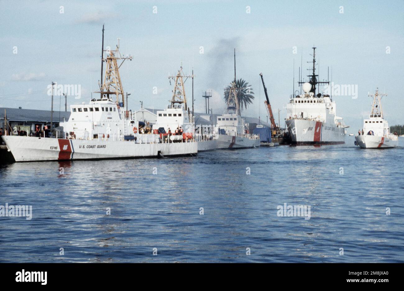 Navi degli Stati Uniti Il Gruppo della Guardia Costiera II è stato mostrato che si sta avviando dai moli di Trumbo Point per una missione di ricerca e salvataggio di 2 giorni nello stretto della Florida. Includono la fresa a resistenza media USCG THETIS (WMEC-910) e le barche di pattuglia di classe isolana: USCG KEY LARGO (WB-1324) che si protendono a destra; USCG NANTUCKET (WBP-1316) che si allontana dal molo a sinistra; USCG SITKINAK (WPB-1329) e USCG CHANDELEUR (WPB-1319). Base: Naval Air Station, Key West state: Florida (FL) Paese: Stati Uniti d'America (USA) Foto Stock