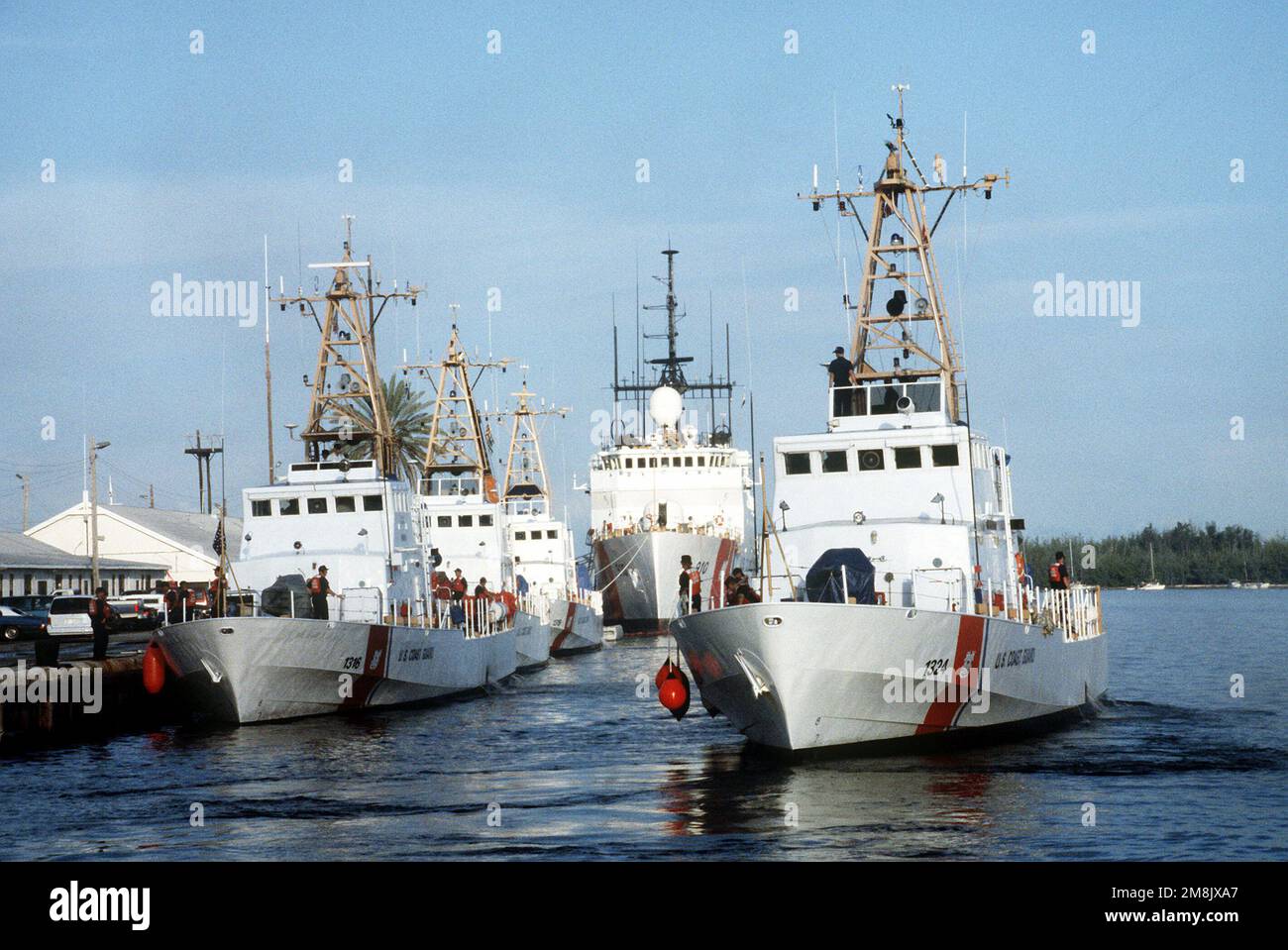 Navi degli Stati Uniti Il Gruppo della Guardia Costiera II è stato mostrato che si sta avviando dai moli di Trumbo Point per una missione di ricerca e salvataggio di 2 giorni nello stretto della Florida. Includono il taglierino a resistenza media USCG THETIS (WMEC-910) e quattro battelli di pattuglia di classe isolana: USCG KEY LARGO (WB-1324) (Backing Clear), USCG NANTUCKET (WBP-1316), USCG SITKINAK (WPB-1329) e USCG CHANDELEUR (WPB-1319). Base: Naval Air Station, Key West state: Florida (FL) Paese: Stati Uniti d'America (USA) Foto Stock