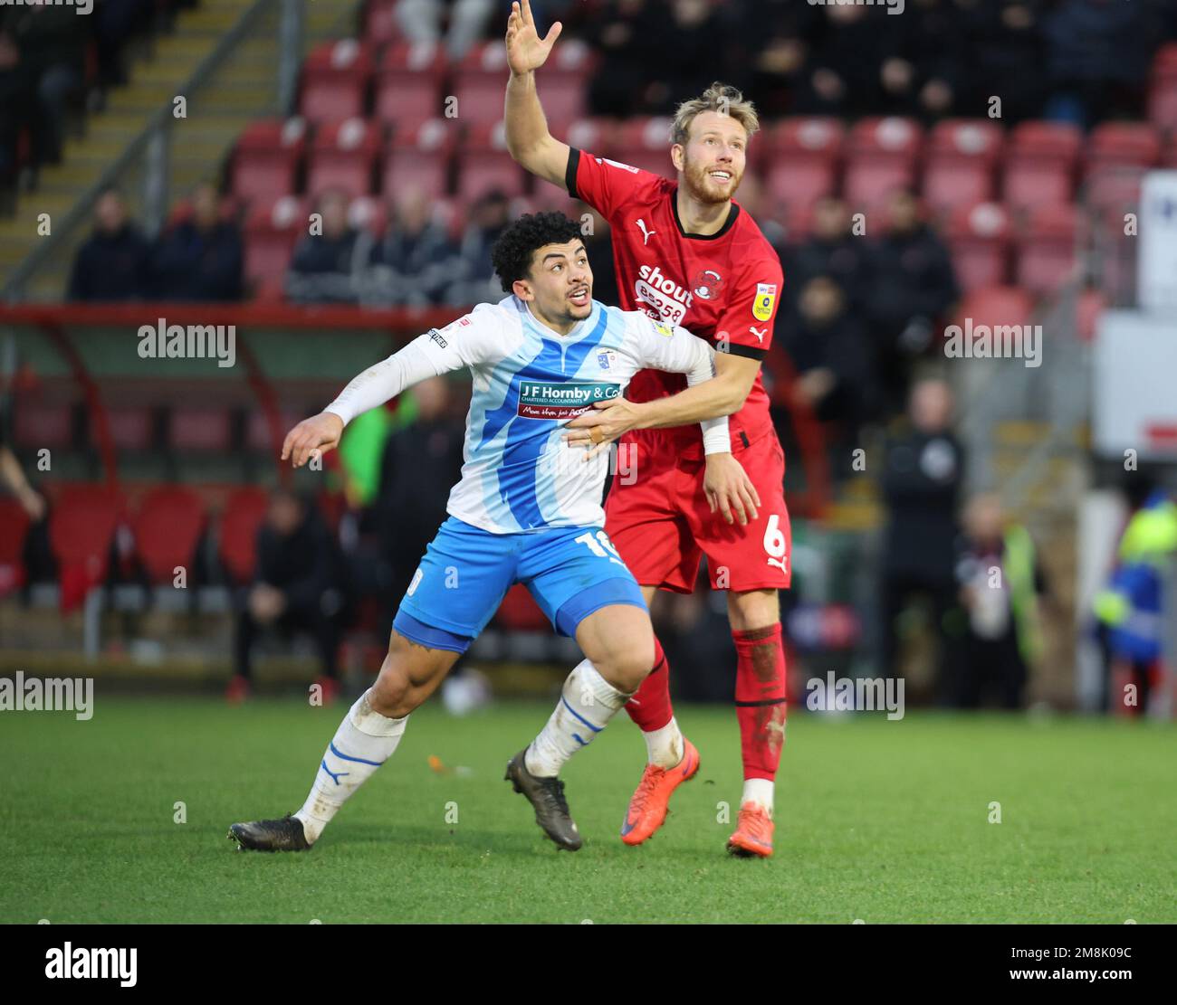 Londra, Regno Unito. 14th Jan, 2023. L-R Josh Gordon di Barrow e Adam Thompson di Leyton Orient durante la partita di calcio della Lega due tra Leyton Orient e Barrow allo stadio di Brisbane Road, Londra il 14th gennaio 2023 Credit: Action Foto Sport/Alamy Live News Foto Stock