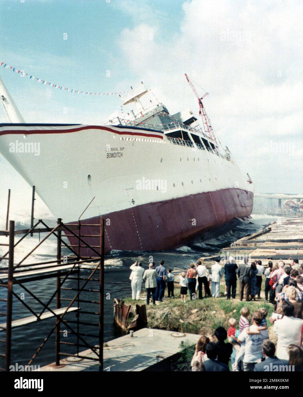 Una vista di prua del porto della nave di ricerca oceanografica USNS Bowditch (T-AGS-62) che entra in acqua alla conclusione della cerimonia di battesimo e lancio a Halter Marine, Inc Base: Moss Point Stato: Mississippi (MS) Paese: Stati Uniti d'America (USA) Foto Stock