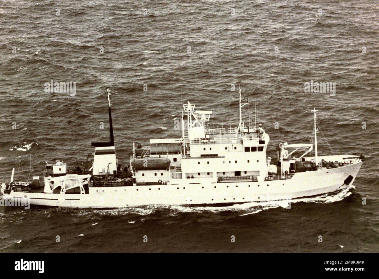Veduta aerea a dritta della nave di ricerca oceanografica DELLA classe russa Akademik Shuleykin PROFESSOR KHROMOV in corso. Stato: Pacifico nord-occidentale Paese: Oceano Pacifico (POC) Foto Stock