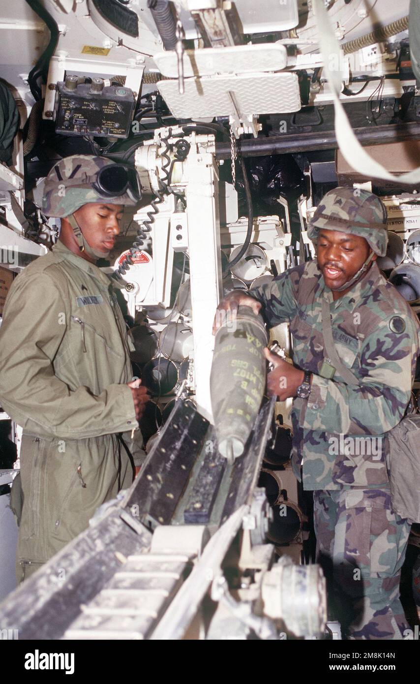 CPL. Mario Walker (a sinistra) e SGT. Anthony Morris (a destra), della BATTERIA 1st, 41st Field Artillery, 24th Infantry Division Practice loading Procedures (M107 proiettile) nel M992 Field Artillery Muniion Support Vehicle (FAASV). Subject Operation/Series: GUIGULANT WARRIOR Paese: Kuwait (KWT) Foto Stock